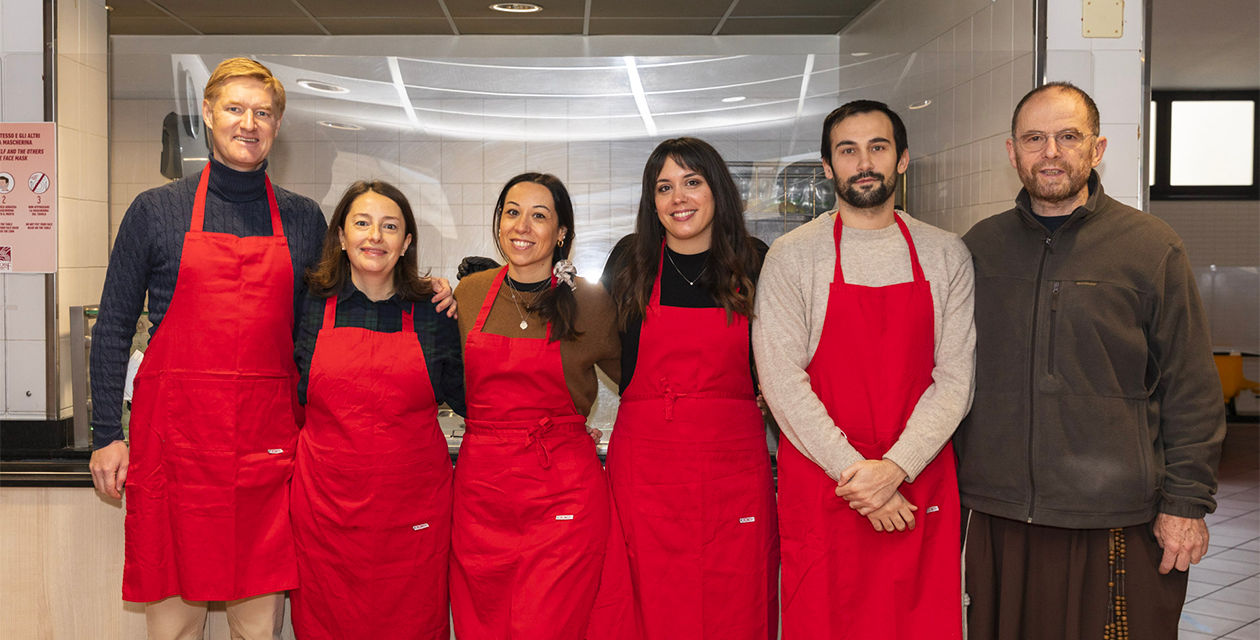 Frank Meyer, CEO E.ON, con volontari presso l’Opera San Francesco di Milano 