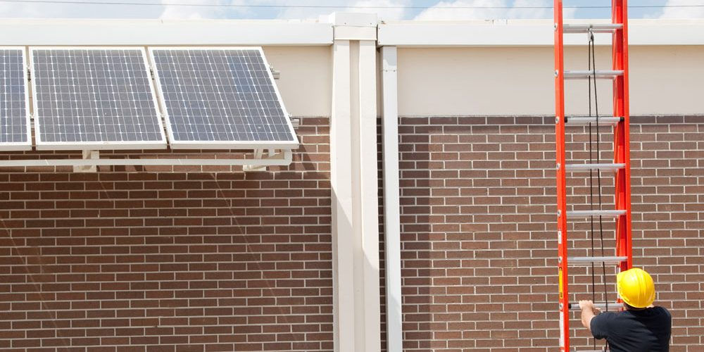 Un tecnico controlla dei pannelli fotovoltaici: per le energie pulite esistono anche piattaforme per il crowdfunding