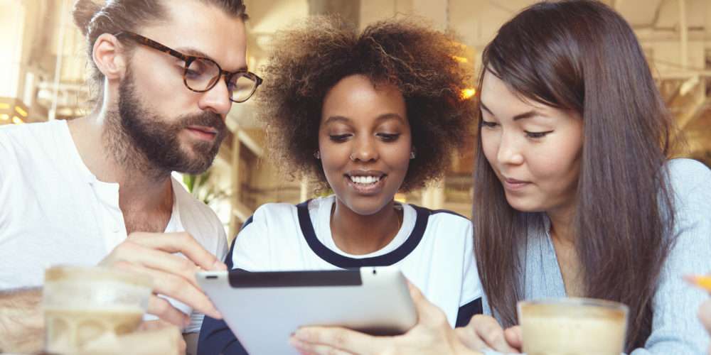 Due ragazze e un ragazzo si esercitano con un tablet: anche il talento si coltiva e migliora con l’esercizio