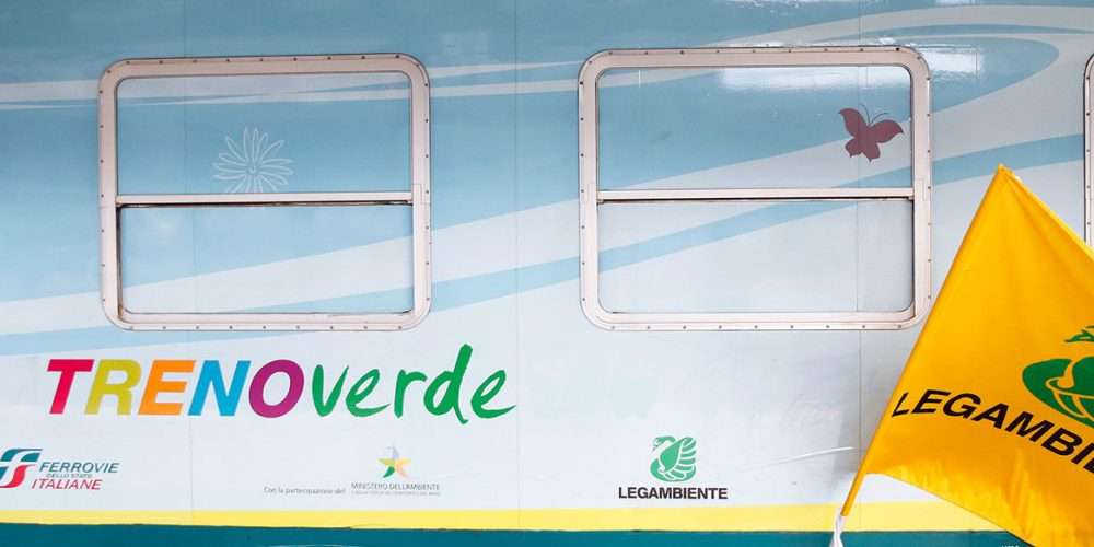 Illustrazione del Treno Verde, campagna itinerante di Legambiente e Ferrovie dello Stato per la transizione energetica