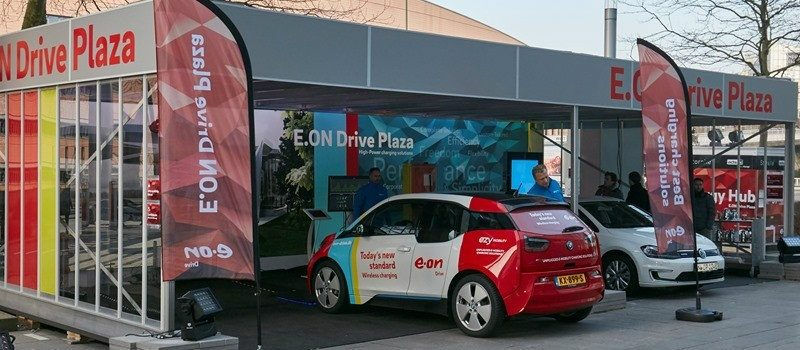 Auto elettriche in ricarica con E.ON Drive Plaza, stazione di ricarica per flotte aziendali