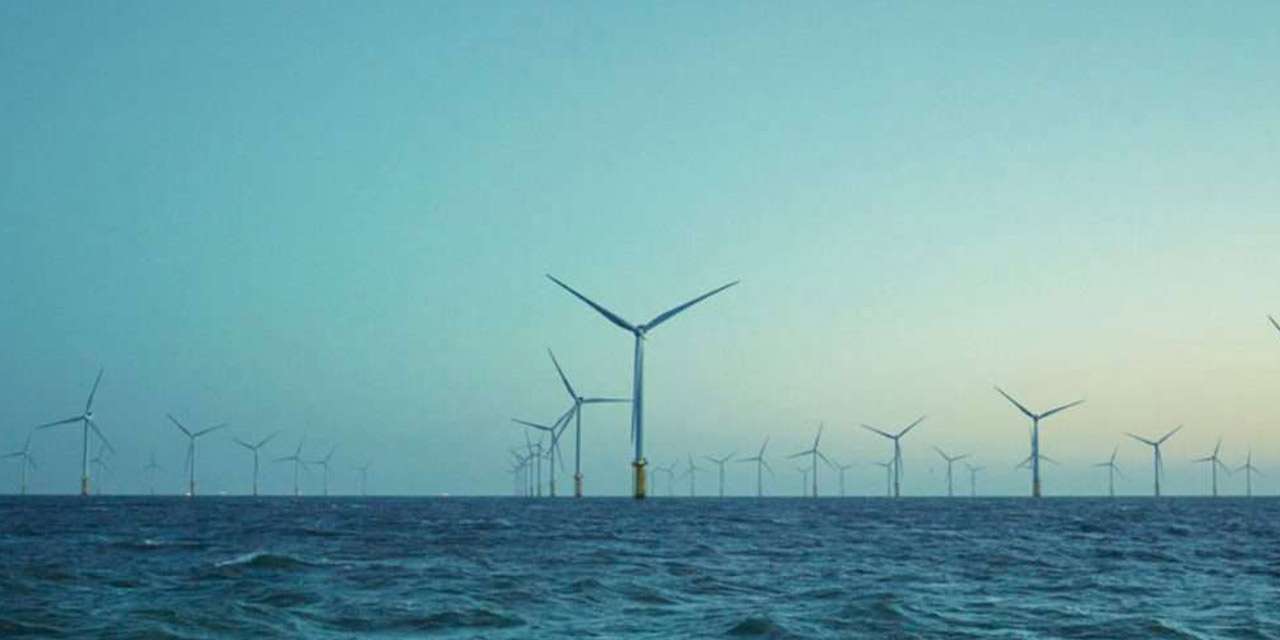 Pale di un impianto offshore per la produzione di energia eolica