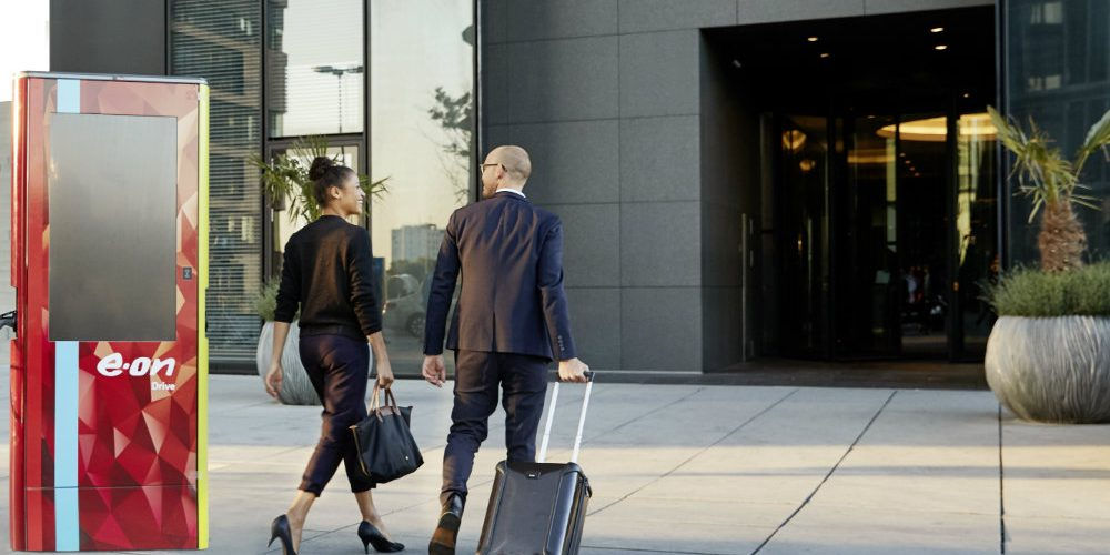 Due dipendenti entrano nel palazzo di un’azienda energetica che punta sulla sostenibilità