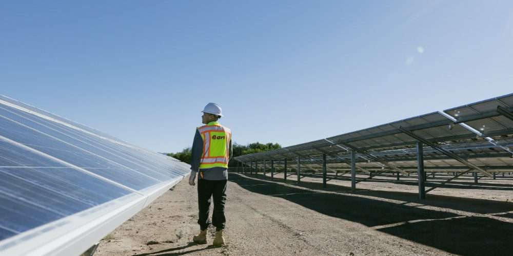 Un tecnico controlla un campo fotovoltaico: le imprese acquistano sempre più energie rinnovabili