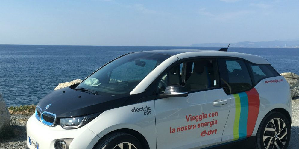 Auto elettrica E.ON accanto al mare: la mobilità elettrica può diventare protagonista degli spostamenti estivi