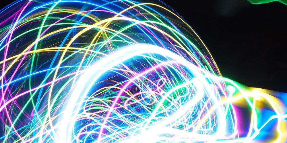 Fasci e linee luminose su sfondo nero per sottolineare l’importanza della luce e dell’energia