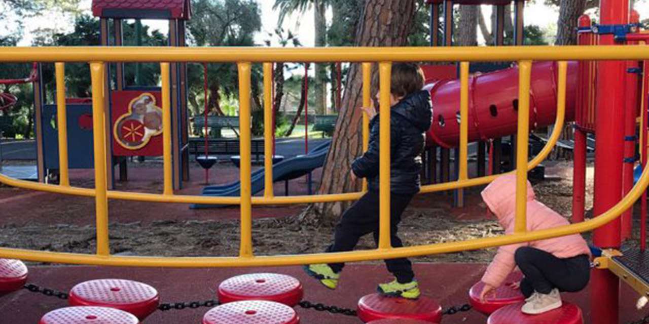 Due bambini in un’area giochi: anche i loro vestiti possono essere lavati in lavatrice con accorgimenti per il risparmio energetico