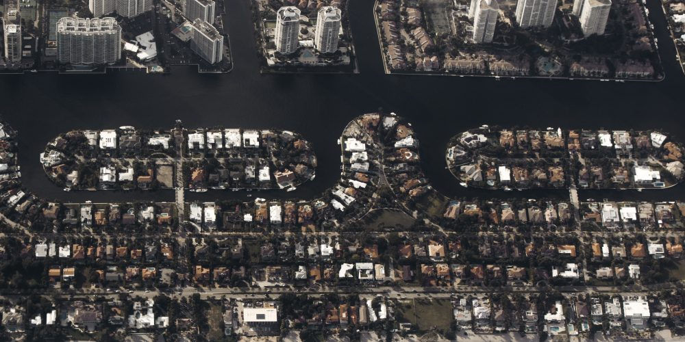 Paesaggio urbano dall’alto: le città sono tra gli ambienti più colpiti dai cambiamenti climatici 