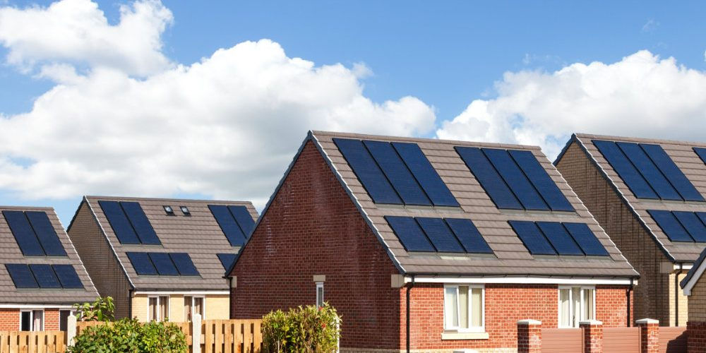 Moduli fotovoltaici sui tetti di alcune ville: il bonus fotovoltaico prevede incentivi