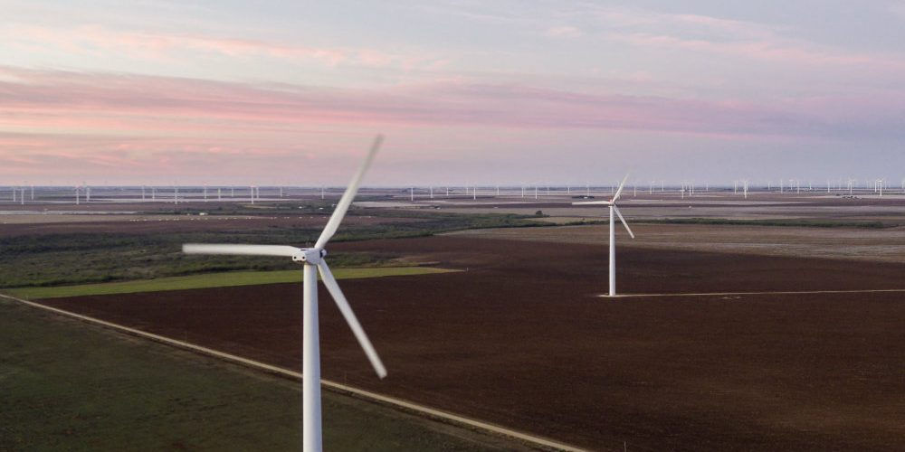 Campo con impianto eolico: l’energia del vento è tra le più importanti tra quelle rinnovabili