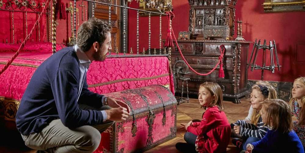 Bambini ascoltano interessati una lezione sull’ambiente