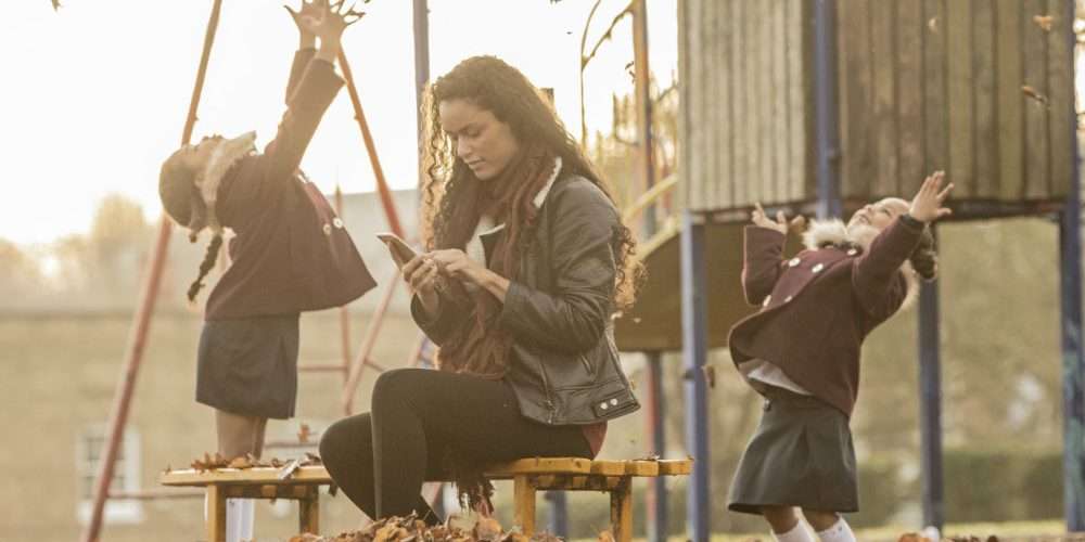 Illustrazione di una spiaggia con una grande orma, simbolo dell’impronta ecologica dell’uomo