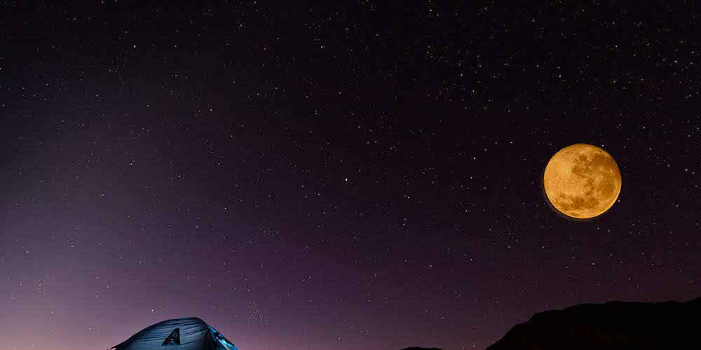 Cielo notturno con luna piena