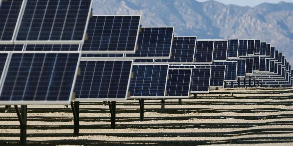 Un campo fotovoltaico ai piedi delle montagne