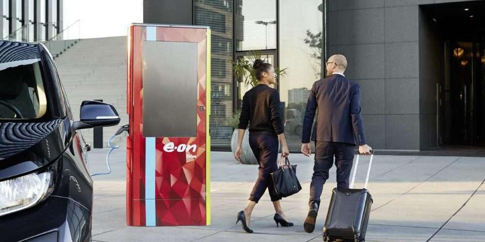 Due dipendenti entrano nel palazzo di un’azienda energetica che crede nella mobilità elettrica