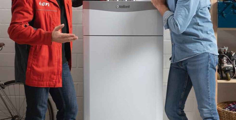 Un tecnico E.ON spiega a un cliente tutte le detrazioni previste per la sostituzione della caldaia