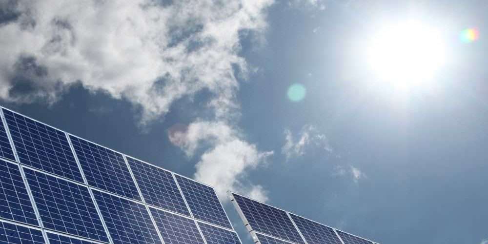 Impianto fotovoltaico su un cielo poco nuvoloso: l’energia del sole è decisiva anche per le aziende e gli hotel