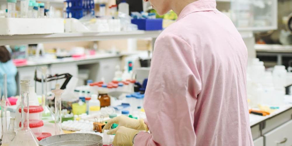 Una ricercatrice al lavoro in laboratorio: le scienziate donne sono fondamentali per numerose scoperte, come la bioplastica