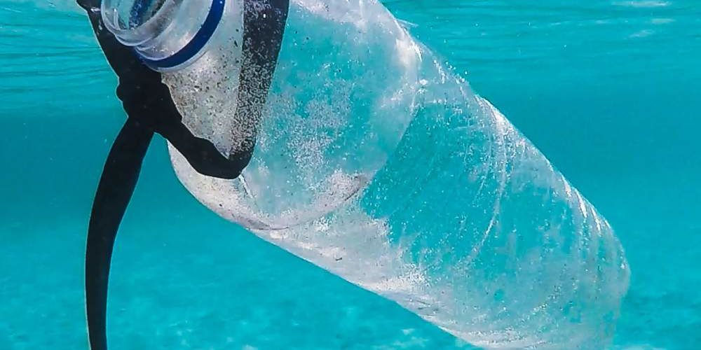 Una bottiglia di plastica fluttua sott’acqua: la Giornata Mondiale del Riciclo sensibilizza anche sull’inquinamento marino