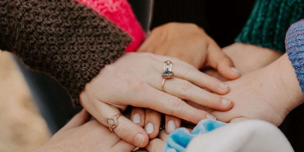 Più mani riunite tra di loro, simbolo di forza e solidarietà