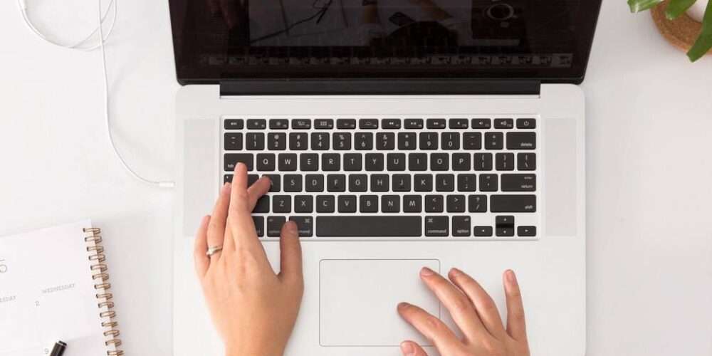 Una donna in smart working: lavorare da casa permette di risparmiare energia elettrica