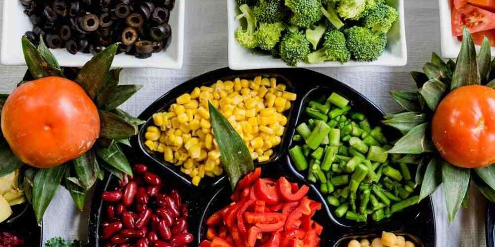 Tavola con verdure colorate: con le giuste abitudini possiamo ridurre lo spreco alimentare