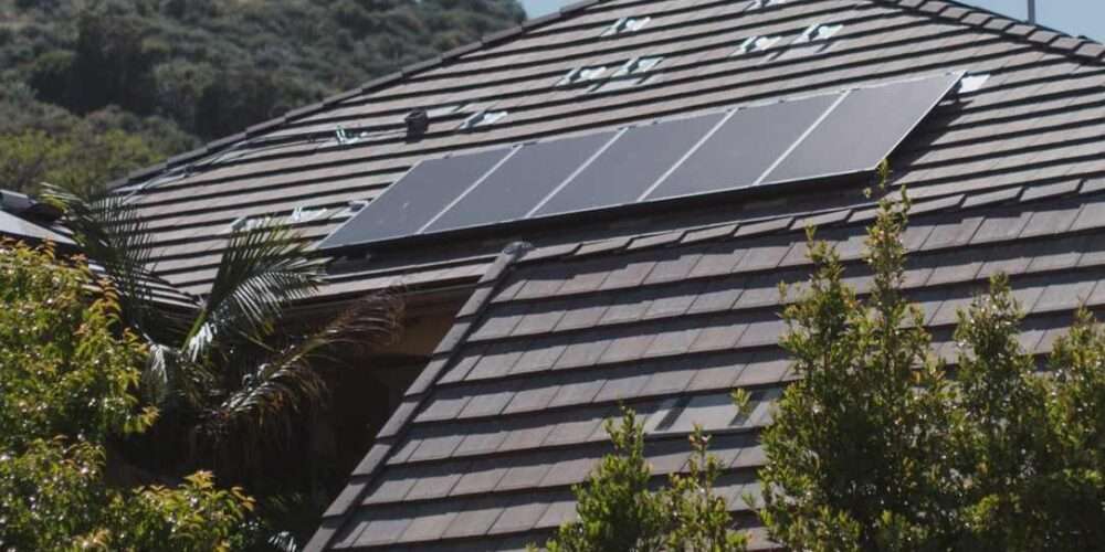 Pannelli fotovoltaici sui tetti di un condominio: insieme alle colonnine di ricarica sono strumenti per aumentare la sostenibilità ambientale