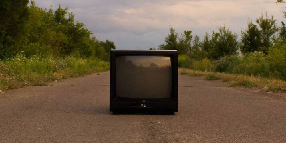 Televisore abbandonato su una strada: i rifiuti elettronici smaltiti sono ancora pochi