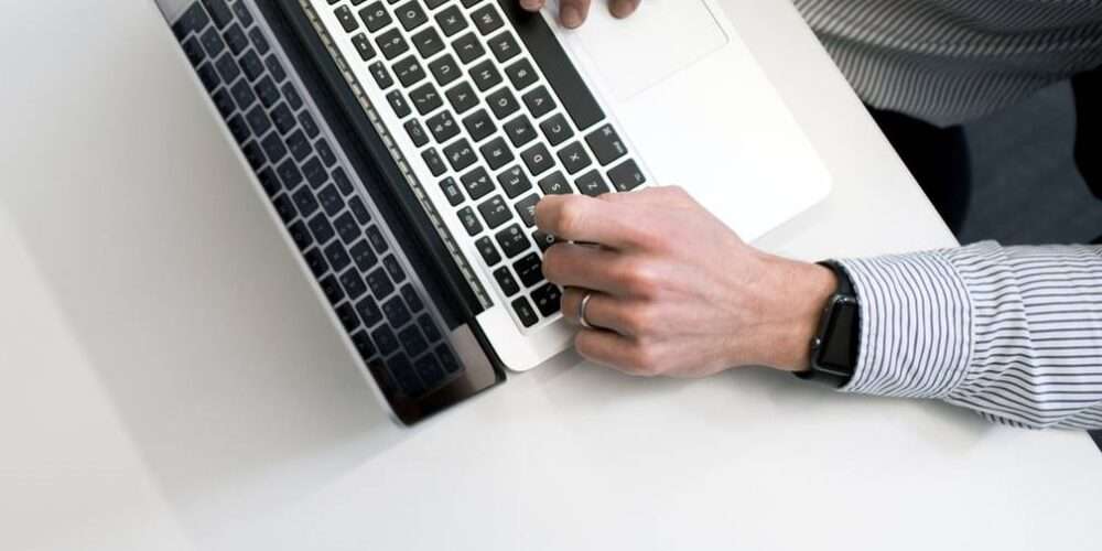 Un amministratore controlla al computer i servizi per il condominio forniti da E.ON