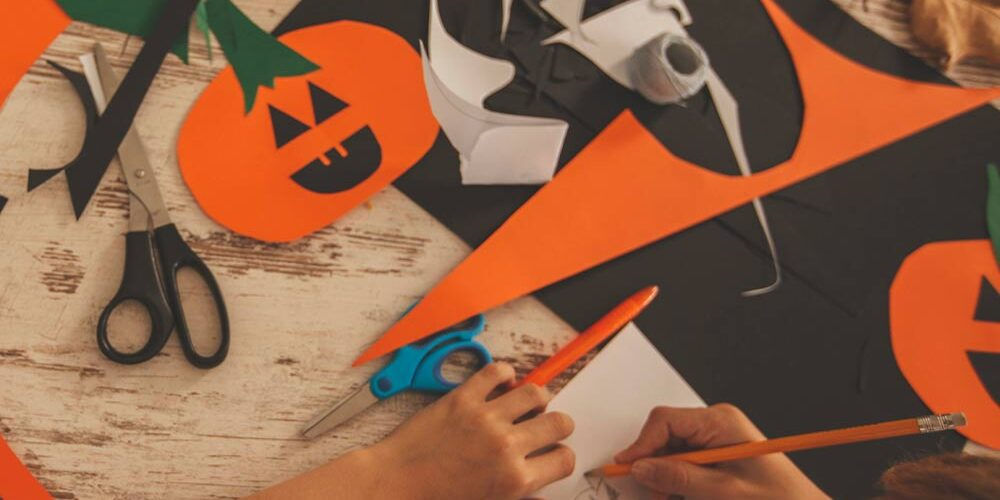 Forbici e matite per lavori domestici con materiali di riciclo per Halloween