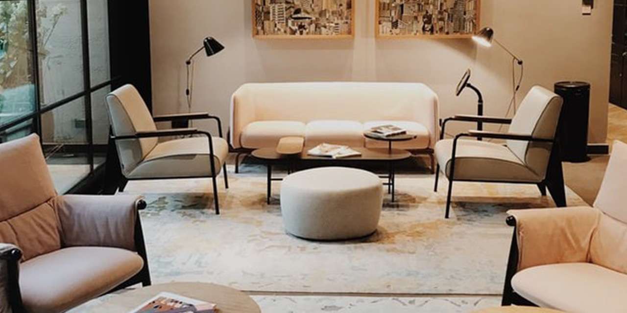 Un soggiorno con luci calde riscaldato con un impianto a pavimento