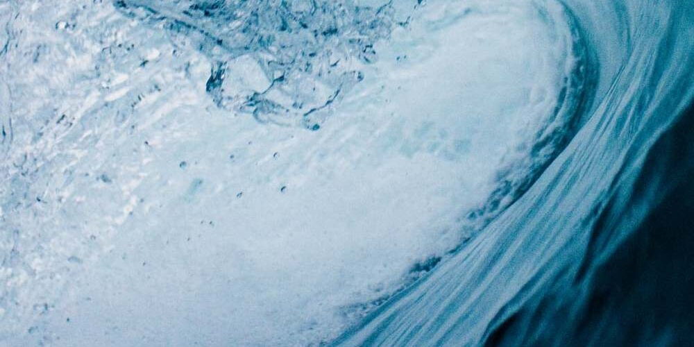 Un’onda del mare mentre si arriccia: il decennio del mare dell’Unesco ha come obiettivo la salvaguardia degli oceani