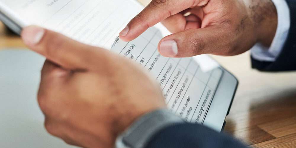 Un uomo controlla dei dati di una fornitura elettrica sul tablet: la fine della maggior tutela riguarda tutti, imprese e cittadini