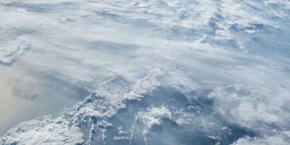 Nuvole nel cielo: il buco dell’ozono filtra i raggi ultravioletti del sole