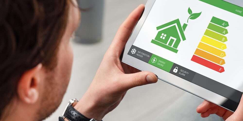 Un ragazzo controlla su un tablet la classe energetica della casa