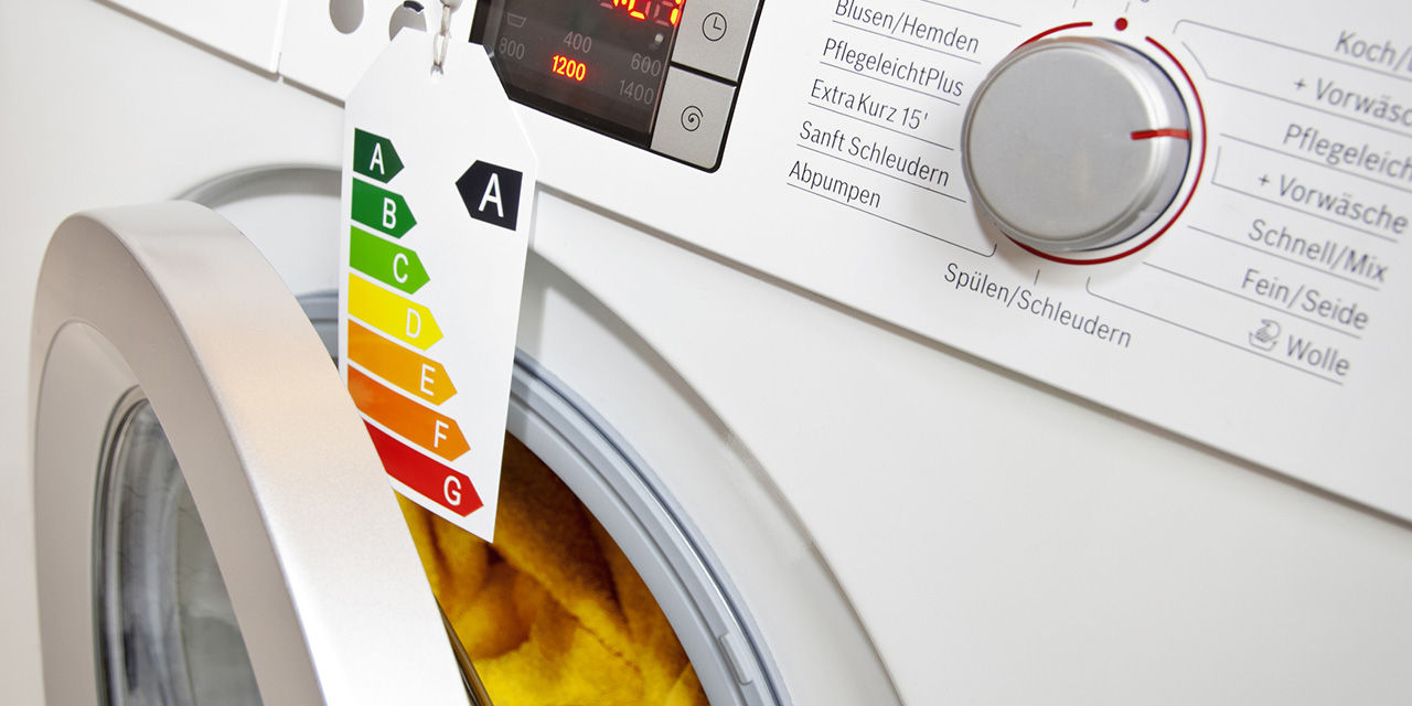 Una lavatrice con la nuova etichetta energetica per gli elettrodomestici
