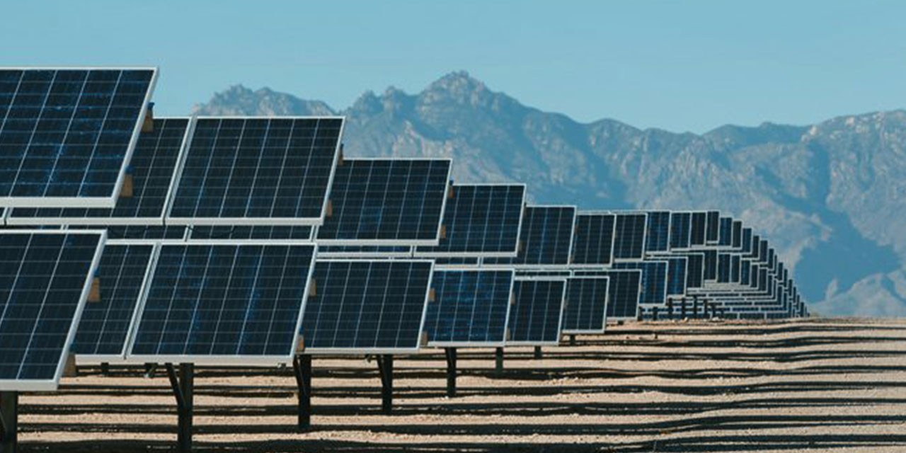 Pannelli fotovoltaici montati a terra in un campo fotovoltaico per sfruttare l’energia rinnovabile del sole