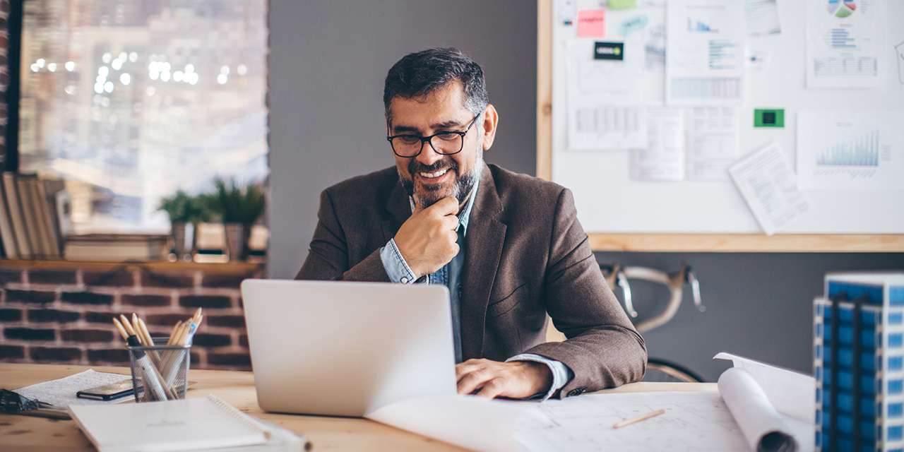 Un amministratore controlla soddisfatto i dati: i servizi per la fatturazione E.ON rendono più semplice l’amministrazione di un condominio