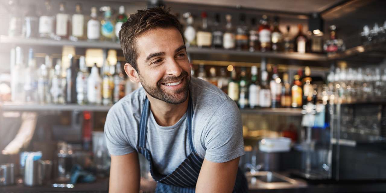 Un giovane lavoratore in un locale per la ristorazione: per il microbusiness esistono forme di pagamento con carta e smartphone