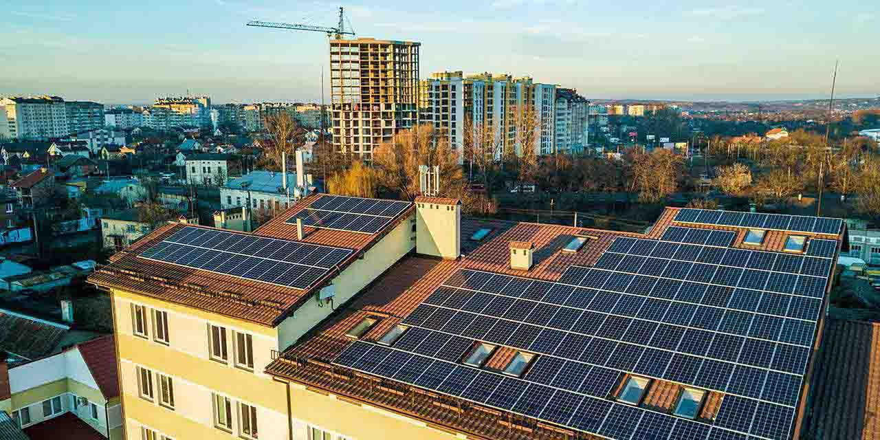 Pannelli fotovoltaici su un palazzo: l’autoconsumo collettivo è una opportunità per i condomìni