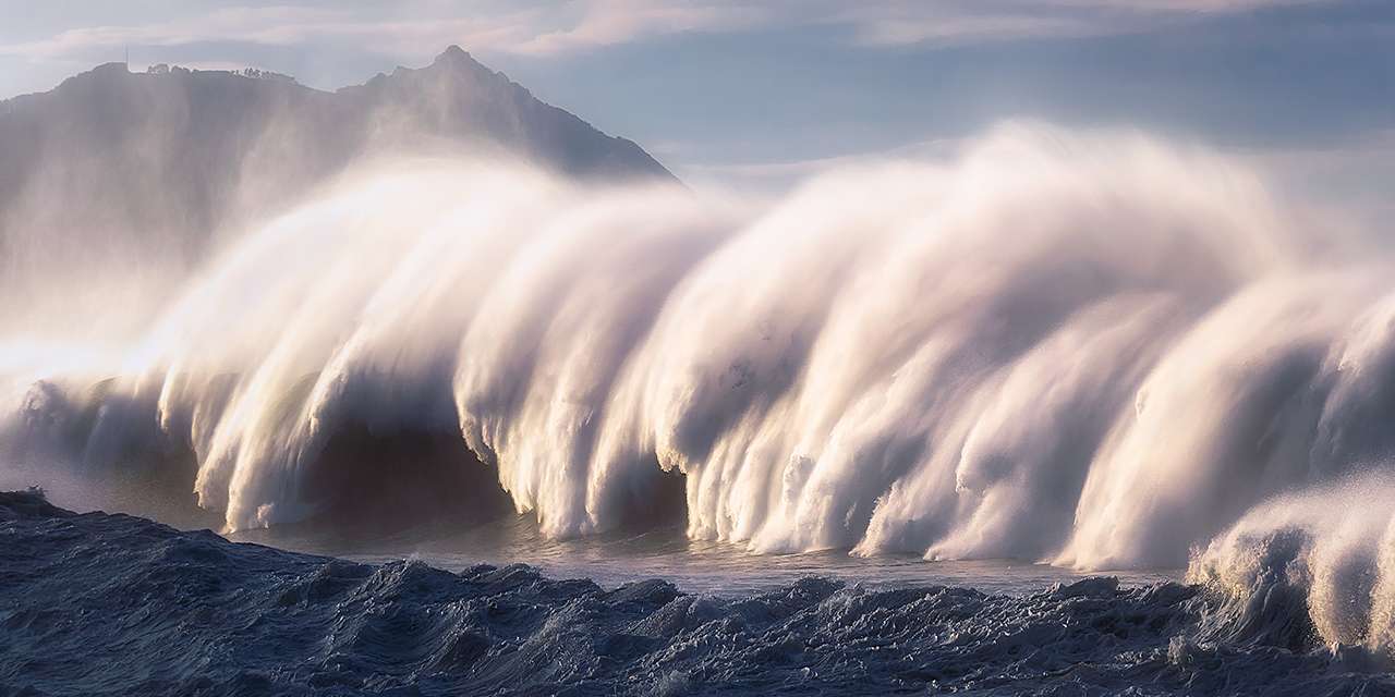 Onde di una grande mareggiate: l’energia del mare è una fonte per il futuro