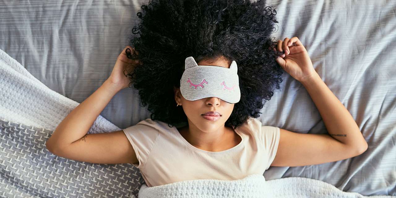 Una ragazza dorme con la mascherina: i disturbi del sonno sono collegati alle malattie cardiovascolari