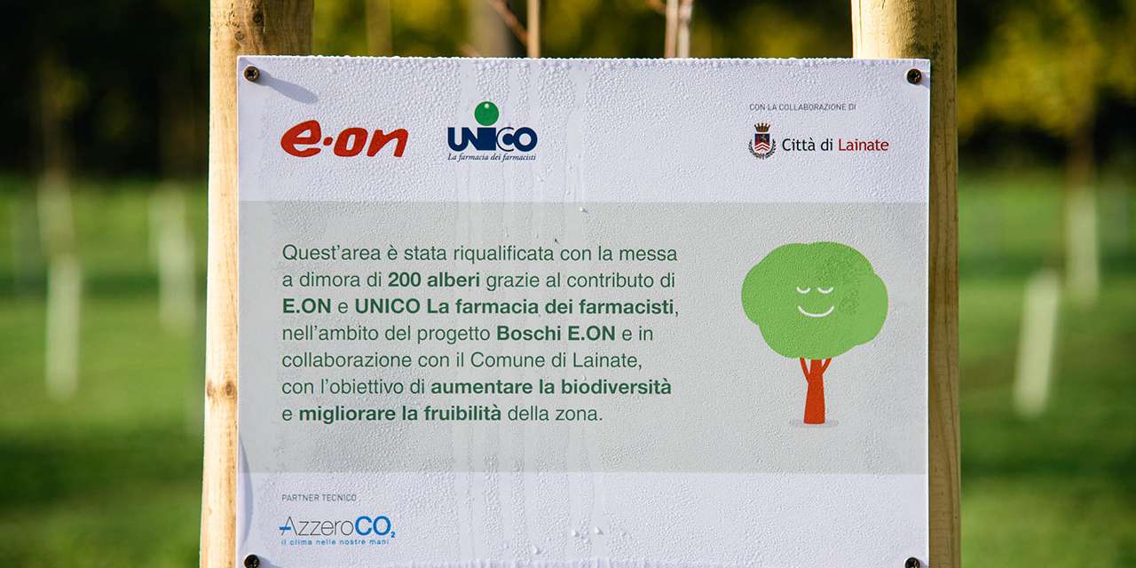 Cartello che spiega il progetto E.ON di piantumazione di 200 alberi a Lainate, Milano