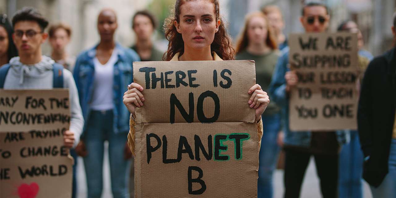 Ragazzi manifestano con cartelli che ricordano l’importanza della tutela dell’ambiente