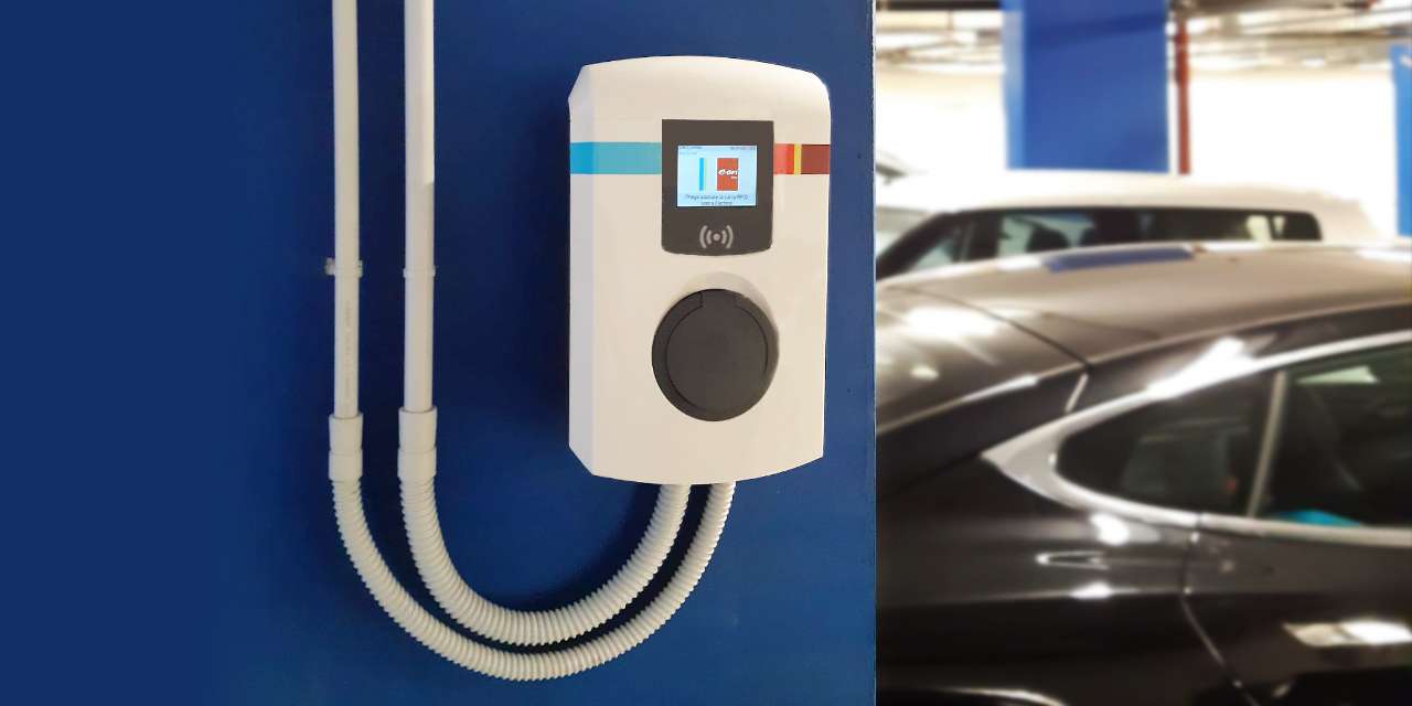 Una colonnina per la ricarica elettrica a Milano della nuova rete E.ON e COIMA