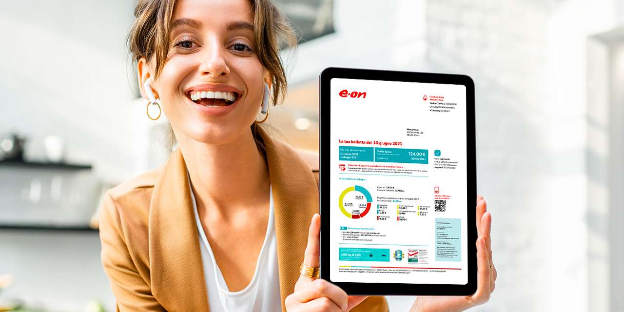 Una ragazza mostra la schermata di un tablet con il nuovo design della bolletta E.ON
