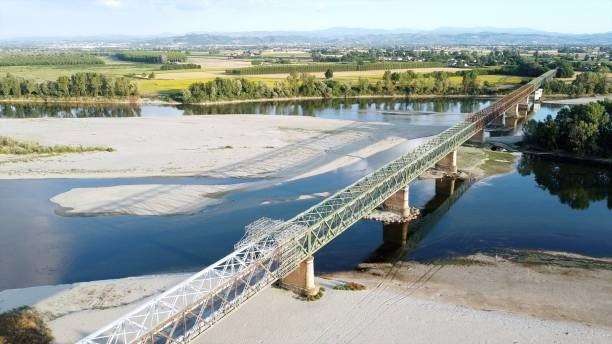 Un lungo ponte su un fiume con molte isole di terra a causa della siccità