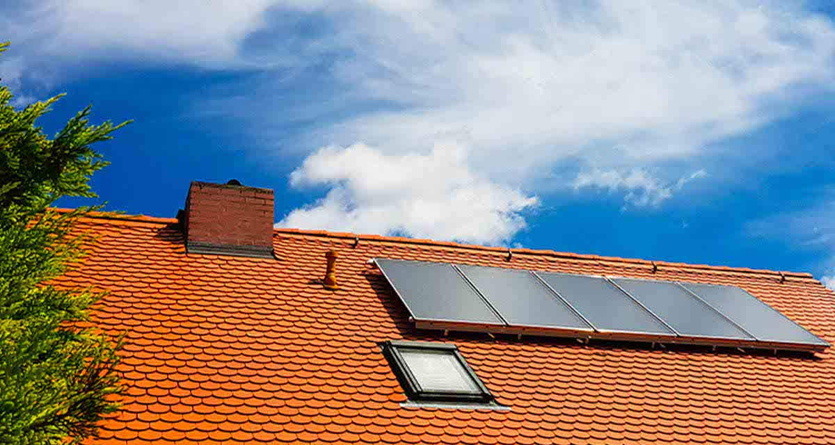 Pannelli solari su un tetto: grazie al solare termico si utilizza l’energia del sole per l’acqua calda
