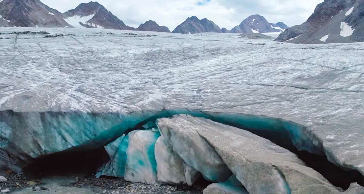 Primo piano di un ghiacciaio, uno degli ambienti più minacciati dal cambiamento climatico