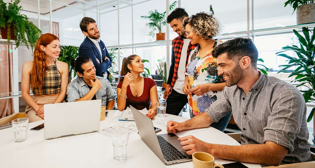 Un gruppo di giovani colleghi si confronta in uno spazio comune di un’azienda: i criteri di sostenibilità, ESG, hanno a che fare anche con la dimensione sociale del lavoro